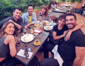 Javier Jattin Instagram - Alimentando el estómago! 
Y el corazón con tanta gente bonita.
.
.
.
.
.
.
.
.
#JavierJattin #actor #serie #amigos #friends