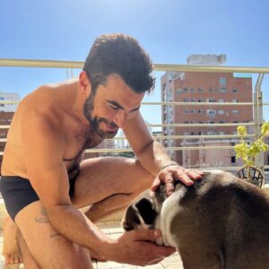 Javier Jattin Instagram - Quiero una vida de perro. @elflojozeus 
.
.
.
.
.
#JavierJattin #petlovers #dogs #dogsofinstagram #perro #domingo #sunday #sunnyday #bulldogingles #mascota