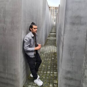 Javier Jattin Instagram - Les comparto este viaje lleno de reflexiones...
Berlín.
Ciudad que te impacta en cada esquina. Ojalá el mundo no necesite de mas monumentos como este, ojalá pronto vivíamos en ese planeta sin muros, ni líneas, un mundo sin divisiones.
Somos humanos,
somos iguales,
somos hermanos.