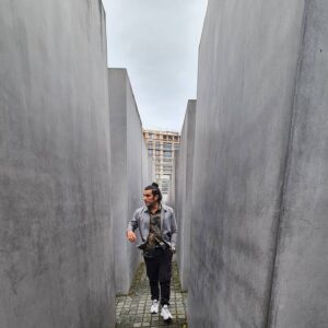 Javier Jattin Instagram - Les comparto este viaje lleno de reflexiones...
Berlín.
Ciudad que te impacta en cada esquina. Ojalá el mundo no necesite de mas monumentos como este, ojalá pronto vivíamos en ese planeta sin muros, ni líneas, un mundo sin divisiones.
Somos humanos,
somos iguales,
somos hermanos.