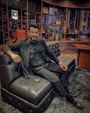 Javier Jattin Instagram - #YoJoseGabriel 
Gracias! Como siempre el mejor humor, 
y los mejores cuentos. 
.
Traje: @emporioarmani 
Camiseta: @motoneta.co 
Zapapatos: @acshoesman 
Reloj: @rolex 
Accesorios: @gypsyjoyas 
Peinado y look: @jinnirey 
Prensa: @marcogomezca 

Equipado hasta los dientes, gracias!