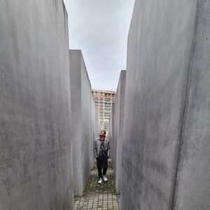Javier Jattin Instagram - Les comparto este viaje lleno de reflexiones...
Berlín.
Ciudad que te impacta en cada esquina. Ojalá el mundo no necesite de mas monumentos como este, ojalá pronto vivíamos en ese planeta sin muros, ni líneas, un mundo sin divisiones.
Somos humanos,
somos iguales,
somos hermanos.