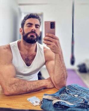 Javier Jattin Instagram - Uno de esos viernes.
.
.
.
.
P/d: No es caspa. El espejo está sucio.
.
.
.
#JavierJattin
#mirrorselfie 
#mirror
#camerino
#actor
#samsung