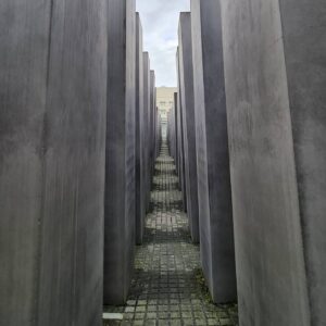 Javier Jattin Instagram - Les comparto este viaje lleno de reflexiones...
Berlín.
Ciudad que te impacta en cada esquina. Ojalá el mundo no necesite de mas monumentos como este, ojalá pronto vivíamos en ese planeta sin muros, ni líneas, un mundo sin divisiones.
Somos humanos,
somos iguales,
somos hermanos.