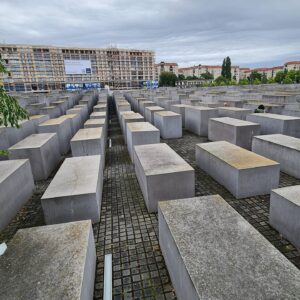 Javier Jattin Instagram - Les comparto este viaje lleno de reflexiones...
Berlín.
Ciudad que te impacta en cada esquina. Ojalá el mundo no necesite de mas monumentos como este, ojalá pronto vivíamos en ese planeta sin muros, ni líneas, un mundo sin divisiones.
Somos humanos,
somos iguales,
somos hermanos.
