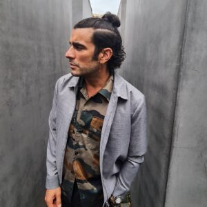 Javier Jattin Instagram - Les comparto este viaje lleno de reflexiones...
Berlín.
Ciudad que te impacta en cada esquina. Ojalá el mundo no necesite de mas monumentos como este, ojalá pronto vivíamos en ese planeta sin muros, ni líneas, un mundo sin divisiones.
Somos humanos,
somos iguales,
somos hermanos.