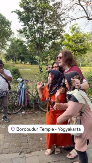 Javier Parisi Instagram - Receiving love from people in Indonesia while visiting Borobudur temple 🙌🏻🙏🏻
Terimakasih 🇮🇩

En todos lados 24/7 conectado gracias a @fonotrip_global 📞🌏

I love you all ❤️
с любовью 
Paljon rakkautta
愛を込めて
Com amor
.
.
.
.
#javierparisi #impersonator #johnlennon #lennon #lennontribute #tributetojohnlennon #beatleband #ultimateimagine #thebeatles #beatles #imaginejohnyoko #databeatle #lennonargentino #news #entertainment #ジョンレノン #eternallennon #lennonlookalike  #jogyakarta #johnlennontribute #prambanan #sammendesdirector