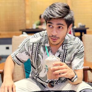 Jay Thakkar Instagram - Remember to be kind to yourself.
You can't pour from an empty cup!☕🧋

#JayThakkar #NewLook #Beard #Starbucks #Coffee #Chilling