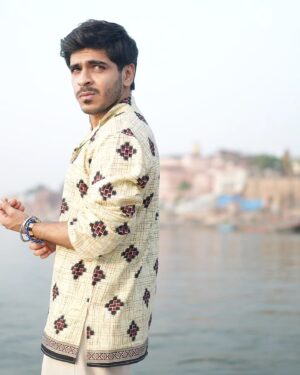Jay Thakkar Instagram - सत्य की नाव हीलेगी, डुलेगी, पर कभी डूब नहीं सकेगी । ❤️🚣‍♂️🏞️

📸- @_akashphotography_06 

#Day15 #FilmShoot #JayThakkar #GangaGhaat #ShootingBreak #ILoveYouBanaras #Gratefuln#Blessed