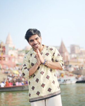 Jay Thakkar Instagram - सत्य की नाव हीलेगी, डुलेगी, पर कभी डूब नहीं सकेगी । ❤️🚣‍♂️🏞️

📸- @_akashphotography_06 

#Day15 #FilmShoot #JayThakkar #GangaGhaat #ShootingBreak #ILoveYouBanaras #Gratefuln#Blessed