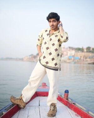 Jay Thakkar Instagram - सत्य की नाव हीलेगी, डुलेगी, पर कभी डूब नहीं सकेगी । ❤️🚣‍♂️🏞️

📸- @_akashphotography_06 

#Day15 #FilmShoot #JayThakkar #GangaGhaat #ShootingBreak #ILoveYouBanaras #Gratefuln#Blessed