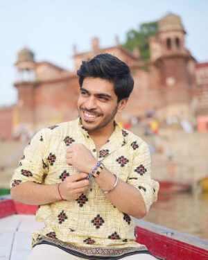 Jay Thakkar Instagram - सत्य की नाव हीलेगी, डुलेगी, पर कभी डूब नहीं सकेगी । ❤️🚣‍♂️🏞️

📸- @_akashphotography_06 

#Day15 #FilmShoot #JayThakkar #GangaGhaat #ShootingBreak #ILoveYouBanaras #Gratefuln#Blessed