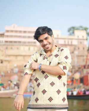 Jay Thakkar Instagram - सत्य की नाव हीलेगी, डुलेगी, पर कभी डूब नहीं सकेगी । ❤️🚣‍♂️🏞️

📸- @_akashphotography_06 

#Day15 #FilmShoot #JayThakkar #GangaGhaat #ShootingBreak #ILoveYouBanaras #Gratefuln#Blessed