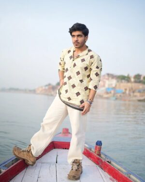 Jay Thakkar Instagram - सत्य की नाव हीलेगी, डुलेगी, पर कभी डूब नहीं सकेगी । ❤️🚣‍♂️🏞️

📸- @_akashphotography_06 

#Day15 #FilmShoot #JayThakkar #GangaGhaat #ShootingBreak #ILoveYouBanaras #Gratefuln#Blessed