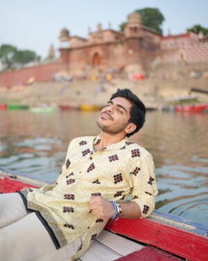 Jay Thakkar Instagram - सत्य की नाव हीलेगी, डुलेगी, पर कभी डूब नहीं सकेगी । ❤️🚣‍♂️🏞️

📸- @_akashphotography_06 

#Day15 #FilmShoot #JayThakkar #GangaGhaat #ShootingBreak #ILoveYouBanaras #Gratefuln#Blessed