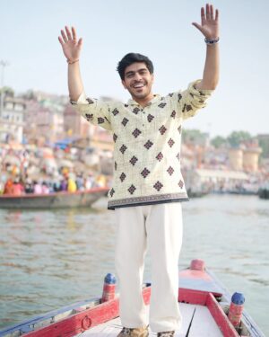 Jay Thakkar Instagram - सत्य की नाव हीलेगी, डुलेगी, पर कभी डूब नहीं सकेगी । ❤️🚣‍♂️🏞️

📸- @_akashphotography_06 

#Day15 #FilmShoot #JayThakkar #GangaGhaat #ShootingBreak #ILoveYouBanaras #Gratefuln#Blessed