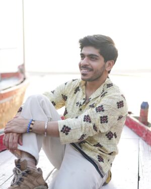 Jay Thakkar Instagram - सत्य की नाव हीलेगी, डुलेगी, पर कभी डूब नहीं सकेगी । ❤️🚣‍♂️🏞️

📸- @_akashphotography_06 

#Day15 #FilmShoot #JayThakkar #GangaGhaat #ShootingBreak #ILoveYouBanaras #Gratefuln#Blessed