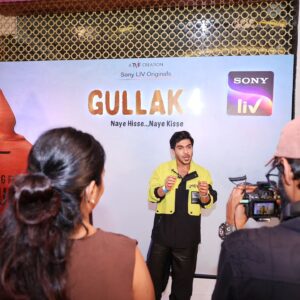 Jay Thakkar Instagram - Some sweet highlights from yesterday's Gullak Season-4 Screening! 
Do watch me as 'Suryanarayan' on Sony LIV & let me know how you like my 'jugaadu & quirky solutions' to each problem! 😉♥️

H.M.U.A.🧑‍🎤- @makeup.artist.anusha
🧥👖- @777zone 
👟- @converse

#JayThakkar #Suryanarayn #Screening #GullakSeason4 #CastandCrew #ActorDirector #TVF #WebSeries #Grateful #Blessed