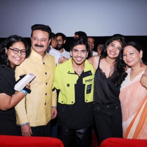 Jay Thakkar Instagram - Some sweet highlights from yesterday's Gullak Season-4 Screening! 
Do watch me as 'Suryanarayan' on Sony LIV & let me know how you like my 'jugaadu & quirky solutions' to each problem! 😉♥️

H.M.U.A.🧑‍🎤- @makeup.artist.anusha
🧥👖- @777zone 
👟- @converse

#JayThakkar #Suryanarayn #Screening #GullakSeason4 #CastandCrew #ActorDirector #TVF #WebSeries #Grateful #Blessed