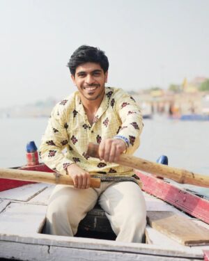 Jay Thakkar Instagram - सत्य की नाव हीलेगी, डुलेगी, पर कभी डूब नहीं सकेगी । ❤️🚣‍♂️🏞️

📸- @_akashphotography_06 

#Day15 #FilmShoot #JayThakkar #GangaGhaat #ShootingBreak #ILoveYouBanaras #Gratefuln#Blessed