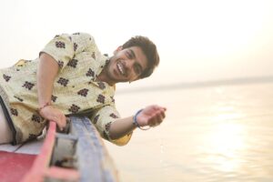 Jay Thakkar Instagram - यहां राख भी रख दो तो पारस बन जाता है, 
ऐसे ही नहीं कोई शहर बनारस बन जाता है । 🏞️❤️

Har Har Gange | Har Har Mahadev | 😇🙏

#JayThakkar #ShootingBreak #GangaGhaat #Banaras #UpcomingMovie #Grateful #Blessed #Mahadev