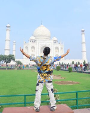 Jay Thakkar Instagram - Shoot se Off day ka sahi istemaal. 
Waah, Taj! No wonder, it's a WONDER.♥️🕌
EID MUBARAK to all🌙😇♥️

#JayThakkar #EidMubarak #TajMahal #Agra #DelhiShootDiaries #Kapkappi