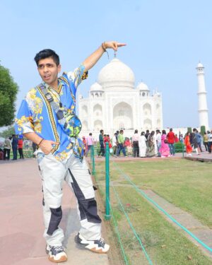 Jay Thakkar Instagram - Shoot se Off day ka sahi istemaal. 
Waah, Taj! No wonder, it's a WONDER.♥️🕌
EID MUBARAK to all🌙😇♥️

#JayThakkar #EidMubarak #TajMahal #Agra #DelhiShootDiaries #Kapkappi