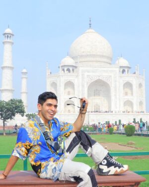 Jay Thakkar Instagram - Shoot se Off day ka sahi istemaal. 
Waah, Taj! No wonder, it's a WONDER.♥️🕌
EID MUBARAK to all🌙😇♥️

#JayThakkar #EidMubarak #TajMahal #Agra #DelhiShootDiaries #Kapkappi