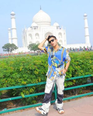 Jay Thakkar Instagram - Shoot se Off day ka sahi istemaal. 
Waah, Taj! No wonder, it's a WONDER.♥️🕌
EID MUBARAK to all🌙😇♥️

#JayThakkar #EidMubarak #TajMahal #Agra #DelhiShootDiaries #Kapkappi