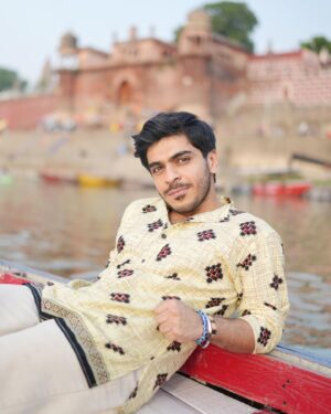 Jay Thakkar Instagram - सत्य की नाव हीलेगी, डुलेगी, पर कभी डूब नहीं सकेगी । ❤️🚣‍♂️🏞️

📸- @_akashphotography_06 

#Day15 #FilmShoot #JayThakkar #GangaGhaat #ShootingBreak #ILoveYouBanaras #Gratefuln#Blessed