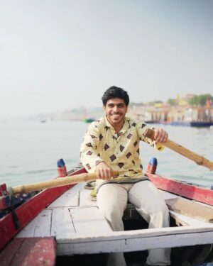 Jay Thakkar Instagram - सत्य की नाव हीलेगी, डुलेगी, पर कभी डूब नहीं सकेगी । ❤️🚣‍♂️🏞️

📸- @_akashphotography_06 

#Day15 #FilmShoot #JayThakkar #GangaGhaat #ShootingBreak #ILoveYouBanaras #Gratefuln#Blessed