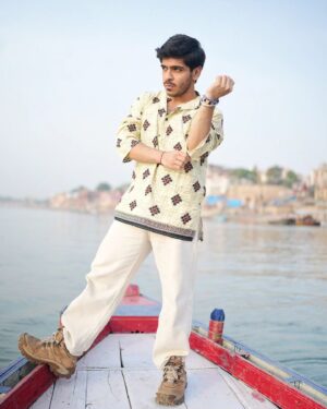 Jay Thakkar Instagram - सत्य की नाव हीलेगी, डुलेगी, पर कभी डूब नहीं सकेगी । ❤️🚣‍♂️🏞️

📸- @_akashphotography_06 

#Day15 #FilmShoot #JayThakkar #GangaGhaat #ShootingBreak #ILoveYouBanaras #Gratefuln#Blessed