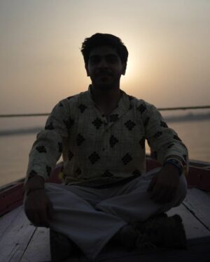 Jay Thakkar Instagram - सत्य की नाव हीलेगी, डुलेगी, पर कभी डूब नहीं सकेगी । ❤️🚣‍♂️🏞️

📸- @_akashphotography_06 

#Day15 #FilmShoot #JayThakkar #GangaGhaat #ShootingBreak #ILoveYouBanaras #Gratefuln#Blessed