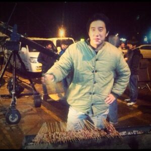 Jaycee Chan Instagram - 怎麼樣！？昨晚在現場！來串新疆羊肉串兒！你看我穿的有沒有範兒！一串一塊便宜多賣！