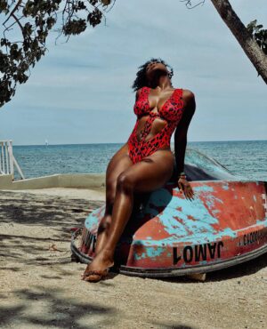 Jayd Ink Instagram - Don't mind me I'm just manifesting my next vacation in Jamaica. The way it’s cold in Toronto right now I wouldn’t mind some sand and salt water while eating a naseberry and drinking a pineapple soda..

Where would youu be? 

(1st picture is photoshopped) 🥲