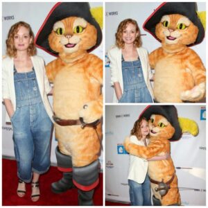 Jayma Mays Instagram - Furry friend.🐱👢 #StoryTimeCelebration #MilkAndBookies