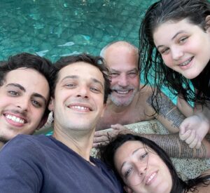 Jayme Matarazzo Instagram - Hoje é dia dele!!! 🎉 Te amo @jaymemonjardim !!! Pai que amo e admiro muito e que hoje também atende por vovó Monja!!! Nós te amamos e morremos de orgulho de você !! 
💙💜💛💚❤️🩵🩷