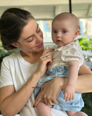 Jayme Matarazzo Instagram - Que sorte a minha estar cercado de mamães incríveis, mulheres fortes, inspiradoras , e que fazem os meus sonhos maiores se tornarem realidade. Obrigado minha mãe, obrigado meu amor, minha sogra, minha irmã, Cacá nossa parceira incrível, e desejo de coração que todas as mamães tenham tido um lindo dia e que se sintam beijadas nessa data e em todos os dias. Feliz dia das mães!!! Vcs são incríveis !!! ❤️💙🤍🩵💜💛💚 

📸: @babuskafotografia 🌹