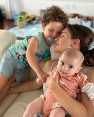 Jayme Matarazzo Instagram - Que sorte a minha estar cercado de mamães incríveis, mulheres fortes, inspiradoras , e que fazem os meus sonhos maiores se tornarem realidade. Obrigado minha mãe, obrigado meu amor, minha sogra, minha irmã, Cacá nossa parceira incrível, e desejo de coração que todas as mamães tenham tido um lindo dia e que se sintam beijadas nessa data e em todos os dias. Feliz dia das mães!!! Vcs são incríveis !!! ❤️💙🤍🩵💜💛💚 

📸: @babuskafotografia 🌹