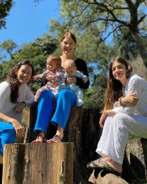 Jayme Matarazzo Instagram - Que sorte a minha estar cercado de mamães incríveis, mulheres fortes, inspiradoras , e que fazem os meus sonhos maiores se tornarem realidade. Obrigado minha mãe, obrigado meu amor, minha sogra, minha irmã, Cacá nossa parceira incrível, e desejo de coração que todas as mamães tenham tido um lindo dia e que se sintam beijadas nessa data e em todos os dias. Feliz dia das mães!!! Vcs são incríveis !!! ❤️💙🤍🩵💜💛💚 

📸: @babuskafotografia 🌹