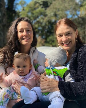 Jayme Matarazzo Instagram - Que sorte a minha estar cercado de mamães incríveis, mulheres fortes, inspiradoras , e que fazem os meus sonhos maiores se tornarem realidade. Obrigado minha mãe, obrigado meu amor, minha sogra, minha irmã, Cacá nossa parceira incrível, e desejo de coração que todas as mamães tenham tido um lindo dia e que se sintam beijadas nessa data e em todos os dias. Feliz dia das mães!!! Vcs são incríveis !!! ❤️💙🤍🩵💜💛💚 

📸: @babuskafotografia 🌹