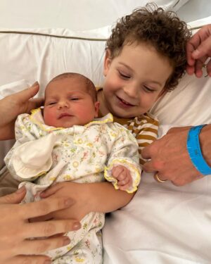 Jayme Matarazzo Instagram - E assim, no dia 22 de novembro, as 14:13, a nossa família cresceu !!! 💫  Agora somos 4 🥰 !!! Agora somos mais fortes … e continuamos sendo amor ❤️ !!! O que dizer sobre a felicidade de se ganhar uma filha !!! Uma Maria pra chamar de nossa… Bem vinda minha filha. Sua família te ama demais 🌹 
E nosso muito obrigado a toda equipe da @rededor_oficial_star e a cada pessoa da nossa equipe médica que fizeram desse momento, um momento ainda mais único e leve!!! 
@luizatellechea  Meu amor. Te amo e te admiro demais. Nossa família é a nossa morada. Obrigado por tanto ❤️