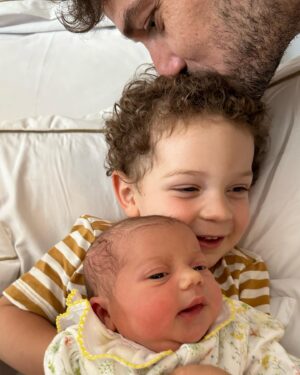 Jayme Matarazzo Instagram - E assim, no dia 22 de novembro, as 14:13, a nossa família cresceu !!! 💫  Agora somos 4 🥰 !!! Agora somos mais fortes … e continuamos sendo amor ❤️ !!! O que dizer sobre a felicidade de se ganhar uma filha !!! Uma Maria pra chamar de nossa… Bem vinda minha filha. Sua família te ama demais 🌹 
E nosso muito obrigado a toda equipe da @rededor_oficial_star e a cada pessoa da nossa equipe médica que fizeram desse momento, um momento ainda mais único e leve!!! 
@luizatellechea  Meu amor. Te amo e te admiro demais. Nossa família é a nossa morada. Obrigado por tanto ❤️