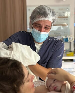 Jayme Matarazzo Instagram - E assim, no dia 22 de novembro, as 14:13, a nossa família cresceu !!! 💫  Agora somos 4 🥰 !!! Agora somos mais fortes … e continuamos sendo amor ❤️ !!! O que dizer sobre a felicidade de se ganhar uma filha !!! Uma Maria pra chamar de nossa… Bem vinda minha filha. Sua família te ama demais 🌹 
E nosso muito obrigado a toda equipe da @rededor_oficial_star e a cada pessoa da nossa equipe médica que fizeram desse momento, um momento ainda mais único e leve!!! 
@luizatellechea  Meu amor. Te amo e te admiro demais. Nossa família é a nossa morada. Obrigado por tanto ❤️