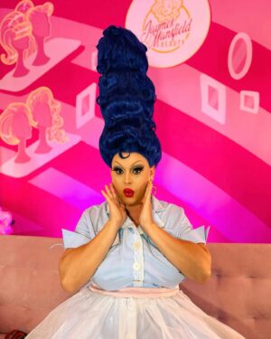 Jaymes Mansfield Instagram - I started my new job. I swear I’m not stealing the alcohol from the rooms. Watch how I styled this wig using 2 liter soda bottles on my YouTube channel. Sapphira Cristál wig recreation. 

#jaymesmansfield #jaymesmansfieldbeauty #wigs #marge #margesimpson #bighair #beehive #tallhair #styledwigs #higherthehairclosertogod #wigstylist