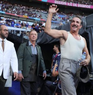 Jean Dujardin Instagram - « il faudrait essayer d’être heureux, ne serait-ce que pour donner l’exemple » jacques Prévert 😉🥰 Et BRAVO à nos bleus ! 👏🏻🇫🇷 @dreamed.by.us @rugbyworldcupfrance2023