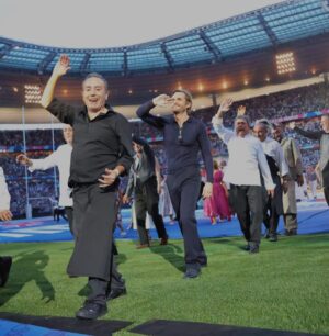 Jean Dujardin Instagram - « il faudrait essayer d’être heureux, ne serait-ce que pour donner l’exemple » jacques Prévert 😉🥰 Et BRAVO à nos bleus ! 👏🏻🇫🇷 @dreamed.by.us @rugbyworldcupfrance2023