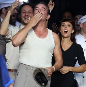 Jean Dujardin Instagram - « il faudrait essayer d’être heureux, ne serait-ce que pour donner l’exemple » jacques Prévert 😉🥰 Et BRAVO à nos bleus ! 👏🏻🇫🇷 @dreamed.by.us @rugbyworldcupfrance2023