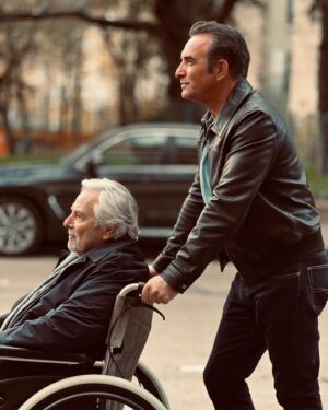 Jean Dujardin Instagram - Père et fils. ALPHONSE aujourd’hui épisode 5 @primevideofr #pierrearditi @alphonselaserie