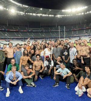 Jean Dujardin Instagram - JOIE ❤️ Merci aux concepteurs du spectacle @dreamed.by.us Olivier ferracci et Nora Matthey de l’endroit.👏🏻 Et merci à @grichkarootz @vivienyoulou @alicerenavand @lacheauphilippe #ericmassot @vianneymusique @zaz_off @yves_camdeborde @guysavoy @sebpradal @maitenab @christellebrua @helenedarroze @juanarbelaezchef @mathieumandard @juliencamdeborde @ospitaleric @adrianakarembeusklenarikova @yannarthusbertrand @lescoqsfestifs Stephane et sa @boulangeriemonte 🥖 @villedesaintcloud @cristinerldt et bien d’autres… 🥰